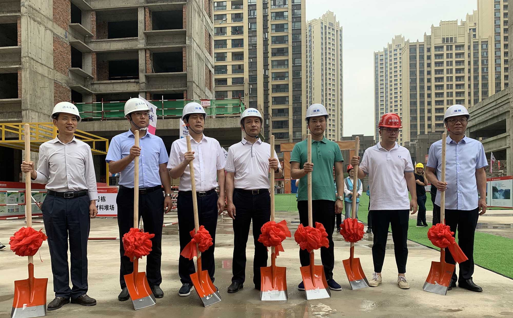 20200619122950.jpg 圖片從右至左 第三位 洞庭建投公司總經(jīng)理陳慎輝 第四位 建筑分公司書記兼經(jīng)理 楊永強 第六位 項目經(jīng)理杜瑋_副本.jpg