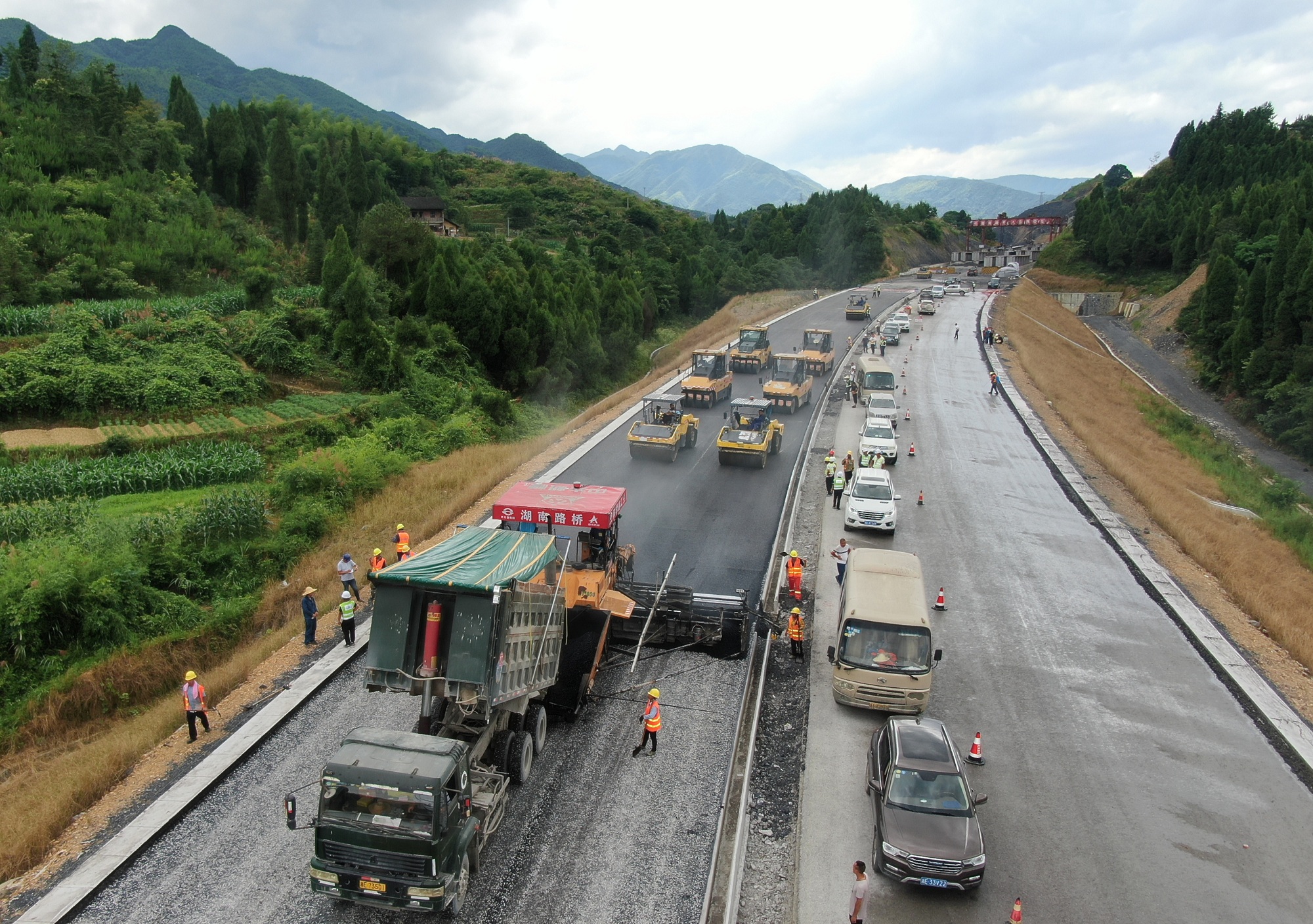 20200624111387.jpg 龍瑯三標下面層試驗段攤鋪照片_副本.jpg