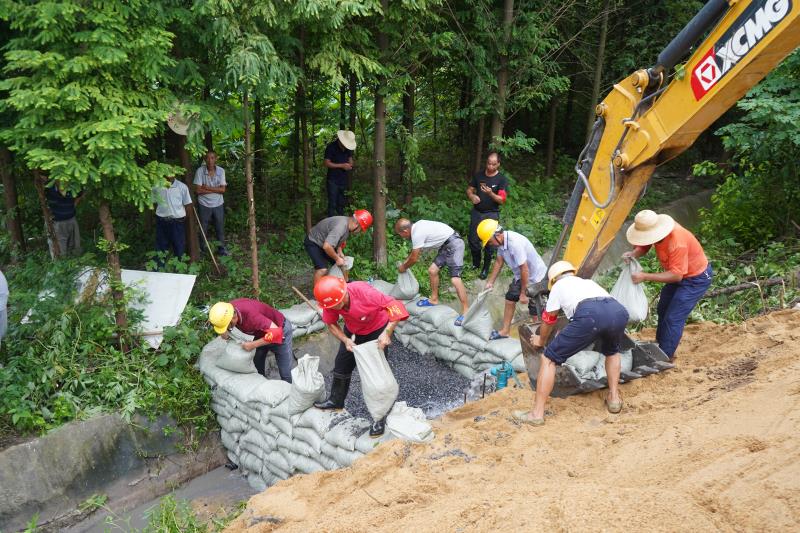 20200723258190.jpg 平益十六標(biāo)及時處置管涌險情.jpg