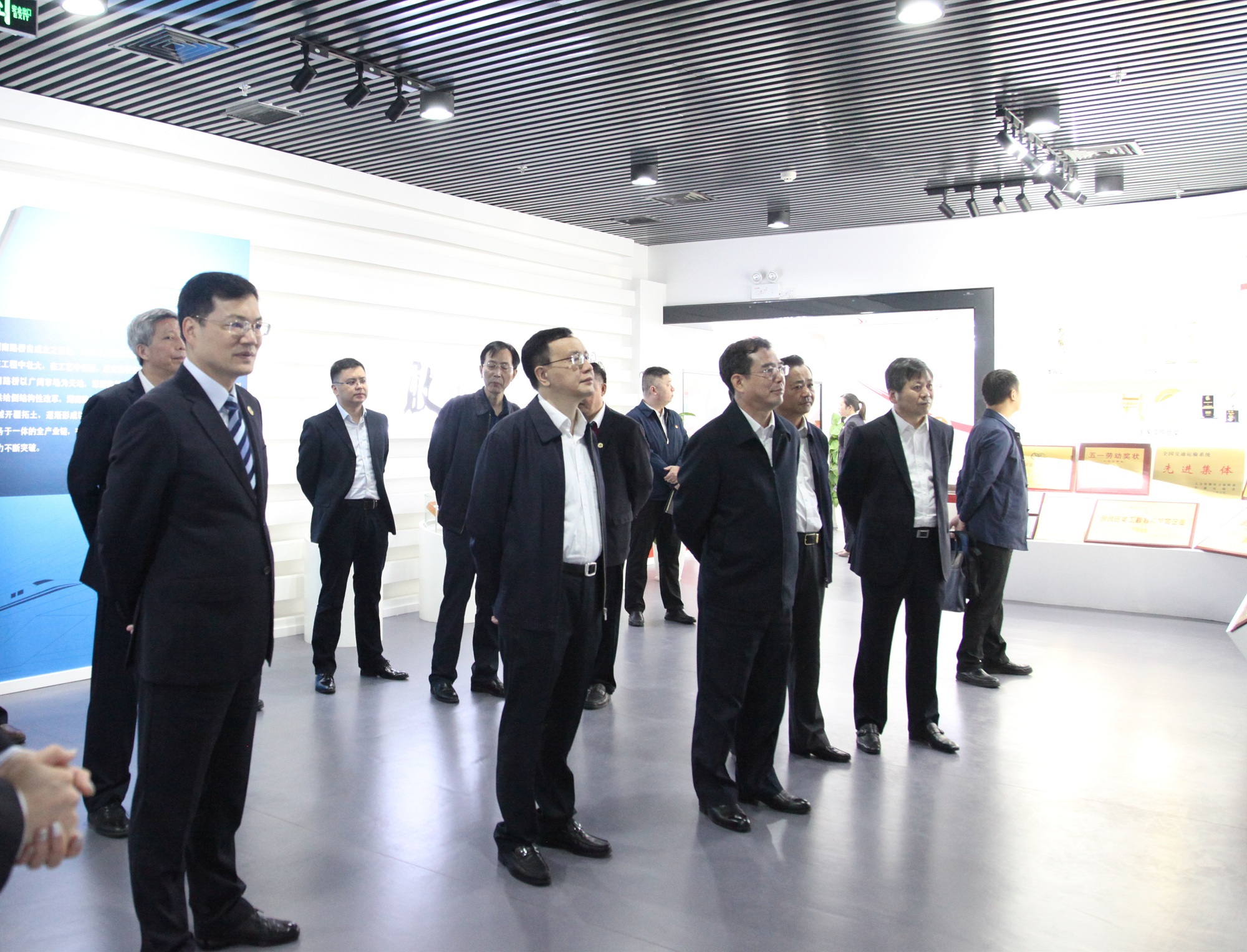 范運(yùn)田參觀集團(tuán)榮譽(yù)展廳IMG_5843_副本.jpg