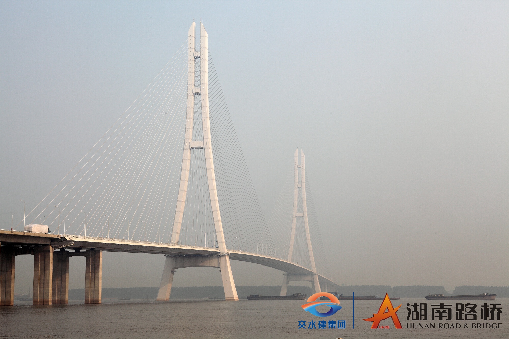 南京長江三橋 經(jīng)典工程_logo.jpg