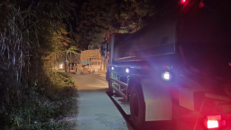 20221018116943.jpg 照片:茶常14標公路人36公里馳援龍海鎮(zhèn)森林火災現(xiàn)場.jpg