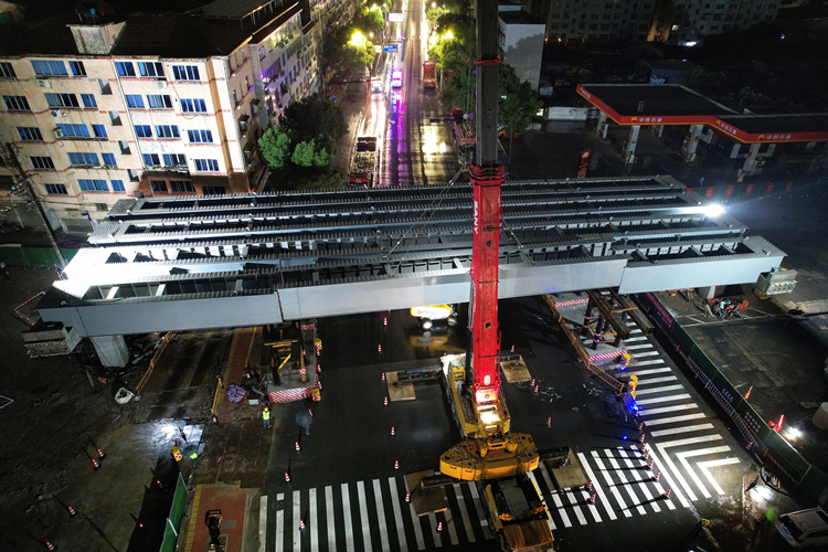 照片：新昌項目完成跨新昌大道鋼箱梁架設(shè).jpg