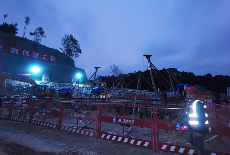 大橋南塔樁基夜間施工.jpg