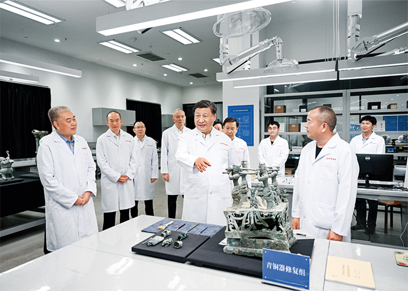 2023年7月25日至27日，中共中央總書(shū)記、國(guó)家主席、中央軍委主席習(xí)近平在四川考察。這是26日下午，習(xí)近平在位于德陽(yáng)市廣漢市的三星堆博物館文物保護(hù)與修復(fù)館，同現(xiàn)場(chǎng)工作人員親切交流。 新華社記者 謝環(huán)馳/攝