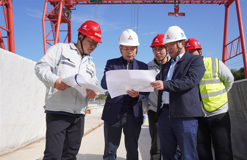 周強調(diào)研督導(dǎo)桃源樞紐二線橋梁項目建設(shè)_副本.jpg