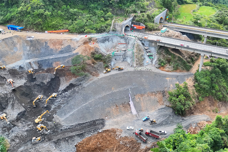 20251121116512.jpg 11多臺設(shè)備作業(yè).jpg